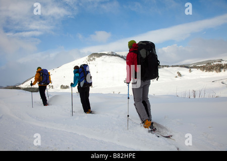 Schottische Schneelandschaft mit drei Personen Skifahren. Männliche & weibliche Skifahrer nach Schneefall, Braemar, Cairngorms National Park, Highlands, Schottland, Großbritannien Stockfoto