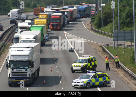 Landstraßen Agentur Traffic Offiziere und Polizei am Autobahn-Vorfall Stockfoto