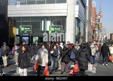 Fußgänger überqueren Canal Street vor eine Filiale der TD Bank Stockfoto