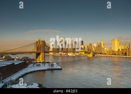 Brooklyn Bridge in der frühen Morgensonne winter Stockfoto