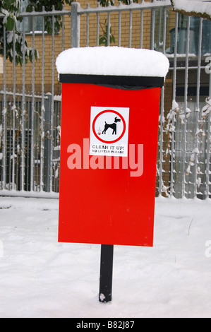 Schnee bedeckt bin in Grove Park im Winter bei Colindale, London, England, Uk Stockfoto