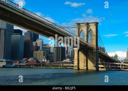 Brooklyn Bridge im Bild aus der Mitte des East River mit Blick auf Downtown Manhattan Stockfoto