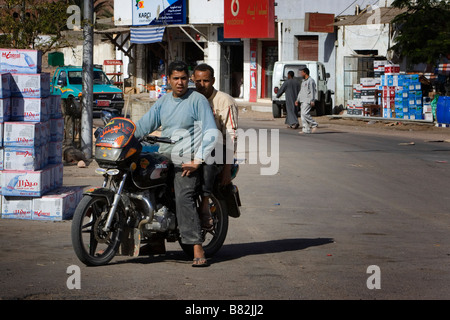 Zwei Männer auf dem Motorrad am Straßenrand, Dahab, Ägypten Stockfoto