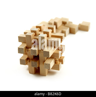 Ein Holzpuzzle Brain Teaser. Stockfoto