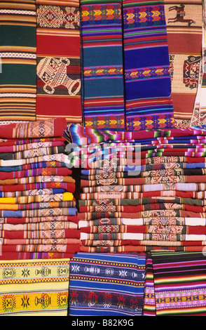 Textilien für den Verkauf im Handwerkermarkt, La Paz, Bolivien Stockfoto