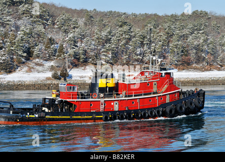 Klassischen Stil tugboat im malerischen New England winter Szene bewegen durch Cape Cod Canal Stockfoto