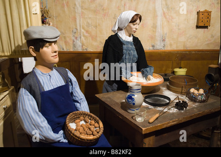 NEU ERSTELLTE LANDLEBEN SZENE MIT 1900 KOSTÜME IM HAUS INNEN ELSASS FRANKREICH Stockfoto