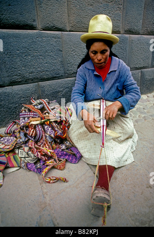 1, 1, peruanische, Quechua indischen Frau, tragen, Hut, Anbieter, Weben, Hauptstadt, Stadt Cuzco, Cusco, Cuzco, Peru, Südamerika Stockfoto