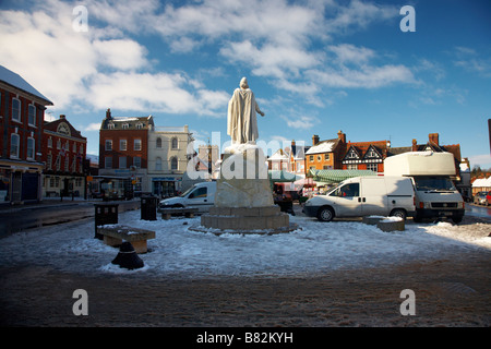 Wantage Markt im Schnee (zerstörte Statue. Stockfoto