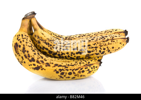 Cluster von über reife Bananen isoliert auf weißem Hintergrund. Stockfoto