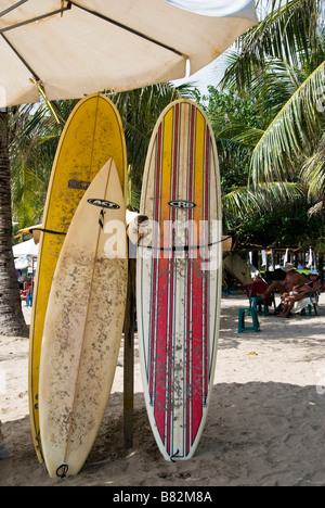 Surfbretter am Strand von Kuta auf Bali, Indonesien Stockfoto