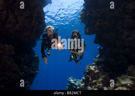 Taucher in Höhle Rotes Meer, Höhle, Grotte, Karibisches Meer, Ozean, blaues Wasser, Tauchen, Tauchen, Unterwasser, Blau Wasser, Kinder, Jugendliche Stockfoto