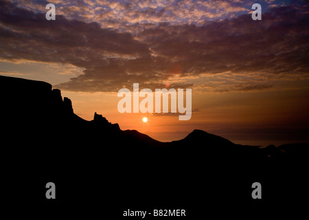 Morgendämmerung am dramatischen Quiraing mit der Landschaft Silhouette gegen den Sonnenaufgang am Morgen Stockfoto