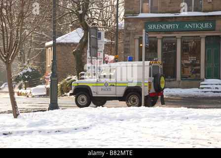 Polizei Landrover im Schnee Stockfoto