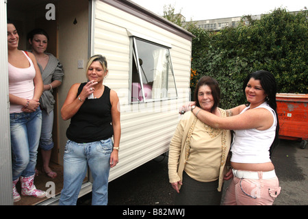 Frauen auf einem Reisenden Gelände in London Pause für eine Rauch und einen chat Stockfoto