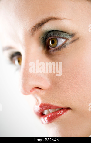 Porträt der jungen Frau mit Make-up Seitenansicht Stockfoto
