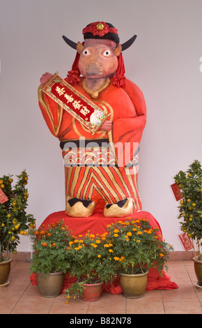 Bunt bemalte Statue eines Ochsen feiert Chinesisches Neujahr Stockfoto