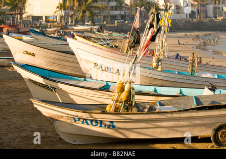 Mexiko SINOLA Zustand MAZATLAN bunte Flotte von kleinen kommerziellen Fischerboote. Olas Altas Strand. Alten Mazatlan. Stockfoto