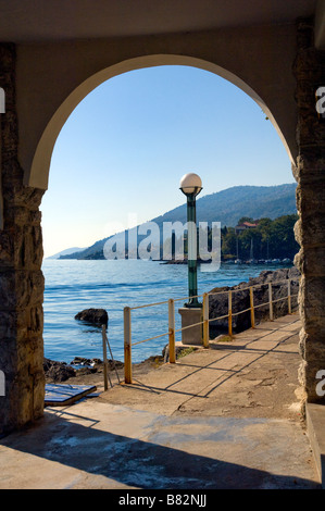 Ein Torbogen-Blick auf das Meer entlang der Küste Lungomare gehen in Kroatien Stockfoto