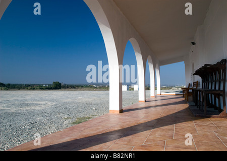 Galerie der Agia Thekla Kapelle am Strand des Mittelmeers in der Nähe von Aiga Napa Südzypern Stockfoto