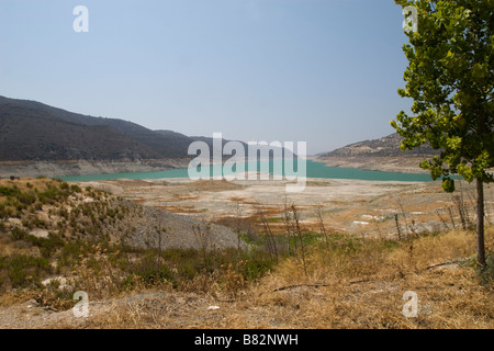 Blick auf Kouris dam untergetaucht Überschwemmungsgebiet und ehemaligen Alassa Dorf Trockenheit in den Sommermonaten. Südzypern Stockfoto