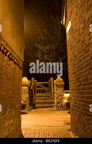 Alten Cobbled "Kirche gehen" in Tenbury Wells in der Nacht auf das Tor der Kirche Stockfoto