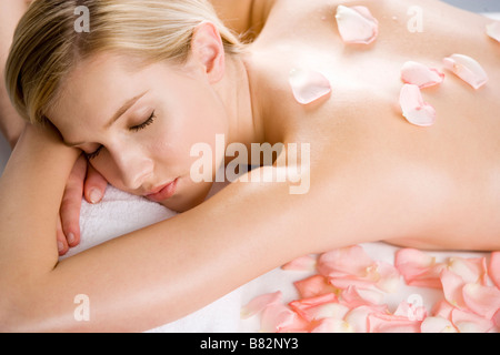 Junge Frau, die Aromatherapie im Schlafzimmer Kopf und Schulter Stockfoto