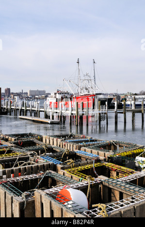 New England winter Hafen mit kommerziellen Fischerboote & Eis auf Kais und Piers w/Holz- conch Angeln Töpfe & Bojen und Wasser in Fairhaven MA Stockfoto