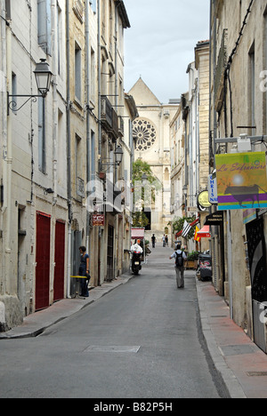 Gasse mit Menschen in der historischen Altstadt von Montpellier, Frankreich, Europa Stockfoto