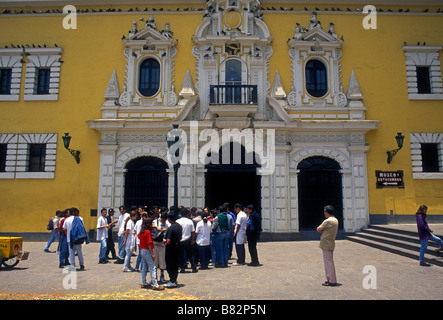 Peruaner, peruanische Touristen, Besucher, Besuch, Katakomben, San Francisco Kloster und Kirche, Lima, Peru, Südamerika Stockfoto