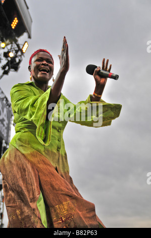 Suzanna Owiyo führt auf der Bühne in London Stockfoto