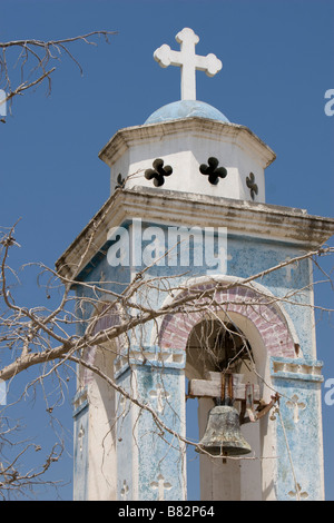 Blick auf den Glockenturm Turm von Agios Nicolas (Alasa) Kirche durch die in der Nähe von Kouris Dam. Südzypern Stockfoto