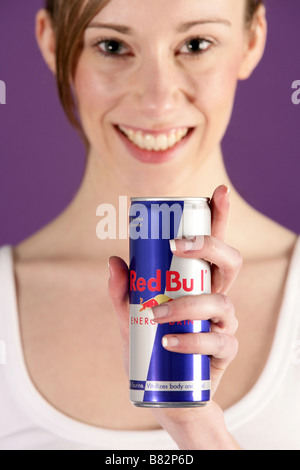 Mädchen hält eine Dose red Bull Stockfoto