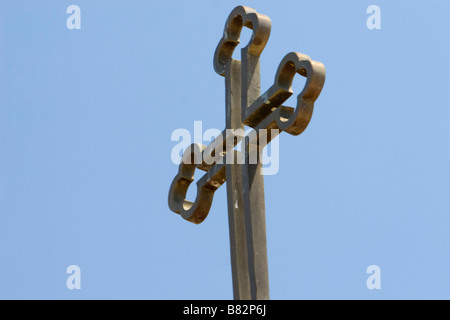 Glockenturm der Kirche von Agios Nicolas (Alasa) in der Nähe von Kouris Dam überqueren. Südzypern Stockfoto