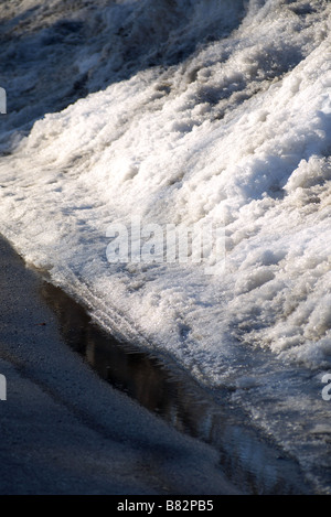 nass, schmelzender Schnee auf der Straße in Toronto Stockfoto