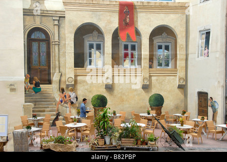 Kellner in einem Restaurantterrasse, fotorealistische Malerei auf das Haus Wand, Montpellier, Frankreich, Europa Stockfoto