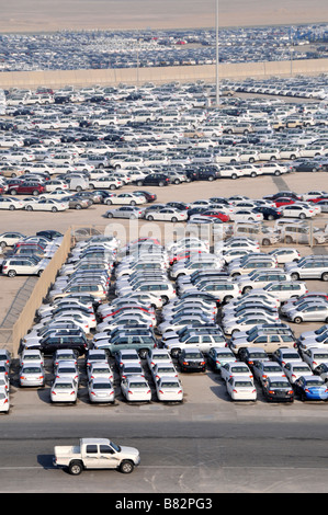 Abu Dhabi Blick hinunter auf Dockside Lagerung von importierten Neuwagen warten auf Verteilung Stockfoto