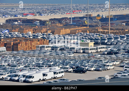 Abu Dhabi Blick hinunter auf Dockside Lagerung von importierten Neufahrzeuge und andere Güter warten auf Verteilung Stockfoto