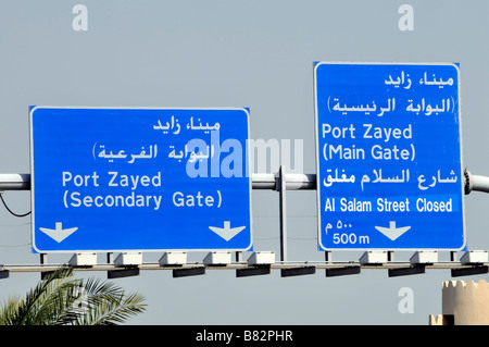 Abu Dhabi blau bilingualer Autobahn Typ anmelden Portal über Straße Stockfoto