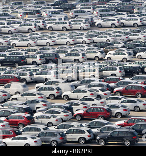 Abu Dhabi Blick hinunter auf Dockside Lagerung von importierten Neuwagen Verteilung an Händler Showrooms in Erwartung Stockfoto