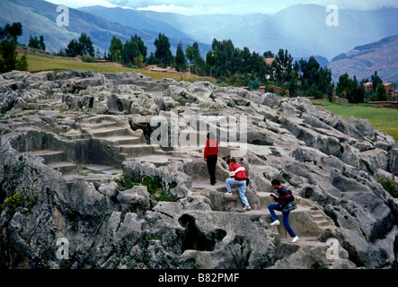 Leute, Touristen, Reisegruppe, Ruinen, Kenko, Hauptstadt, Cuzco, Cusco Region, Peru, Südamerika Stockfoto