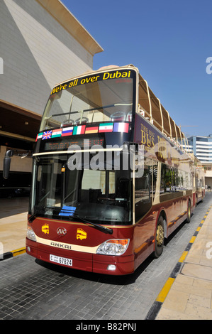 Big Bus Tour Company von Bushaltestelle an der Pyramide Shopping Mall in Dubai tätig Stockfoto