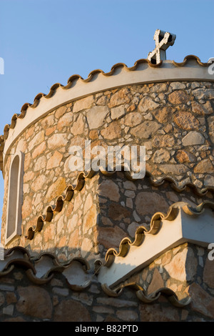 Saint Elias (Profitis Ilias) alte Kirche auf dem Felsen in Pissouri Dach Ecken Ansicht, Protaras, Süd-Zypern Stockfoto