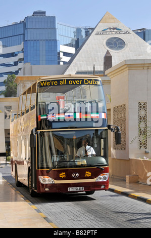 Big Bus Tour Company von Bushaltestelle an der Pyramide Shopping Mall in Dubai tätig Stockfoto