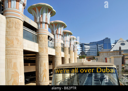 Big Bus Tour Company von Bushaltestelle an der Pyramide Shopping Mall in Dubai tätig Stockfoto