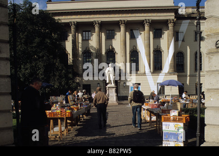 Berlin, Second-Hand Buchverkauf im Gange im Innenhof der Humboldt-Universität. Stockfoto