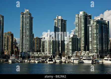 Die Innenstadt von Hochhaus Kondominium am ehemaligen Expo 86 Gelände grenzt an North Side False Creek Stockfoto