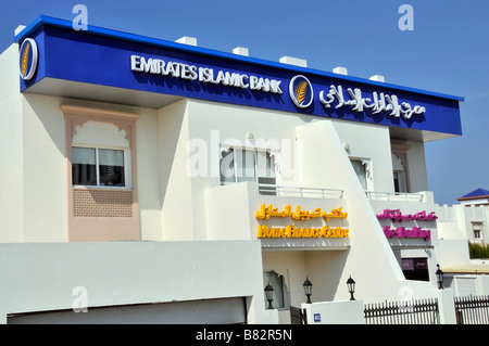 Emirates Islamic Bank Moderne Fassade Gebäude mit Home Finance Centre und Ladies Banking Bereich Hot Blue Sky Day Dubai in den Vereinigten Arabischen Emiraten Asien Stockfoto