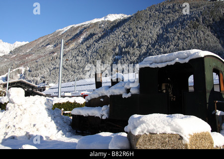 Alte Dampflok der veralteten Zahnradbahn vor der Zahnradbahn Station in Chamonix-Mont-Blanc Stockfoto