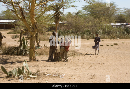 Kinder in einem kleinen Dorf zwischen Masai Mara und Nairobi in Kenia Stockfoto